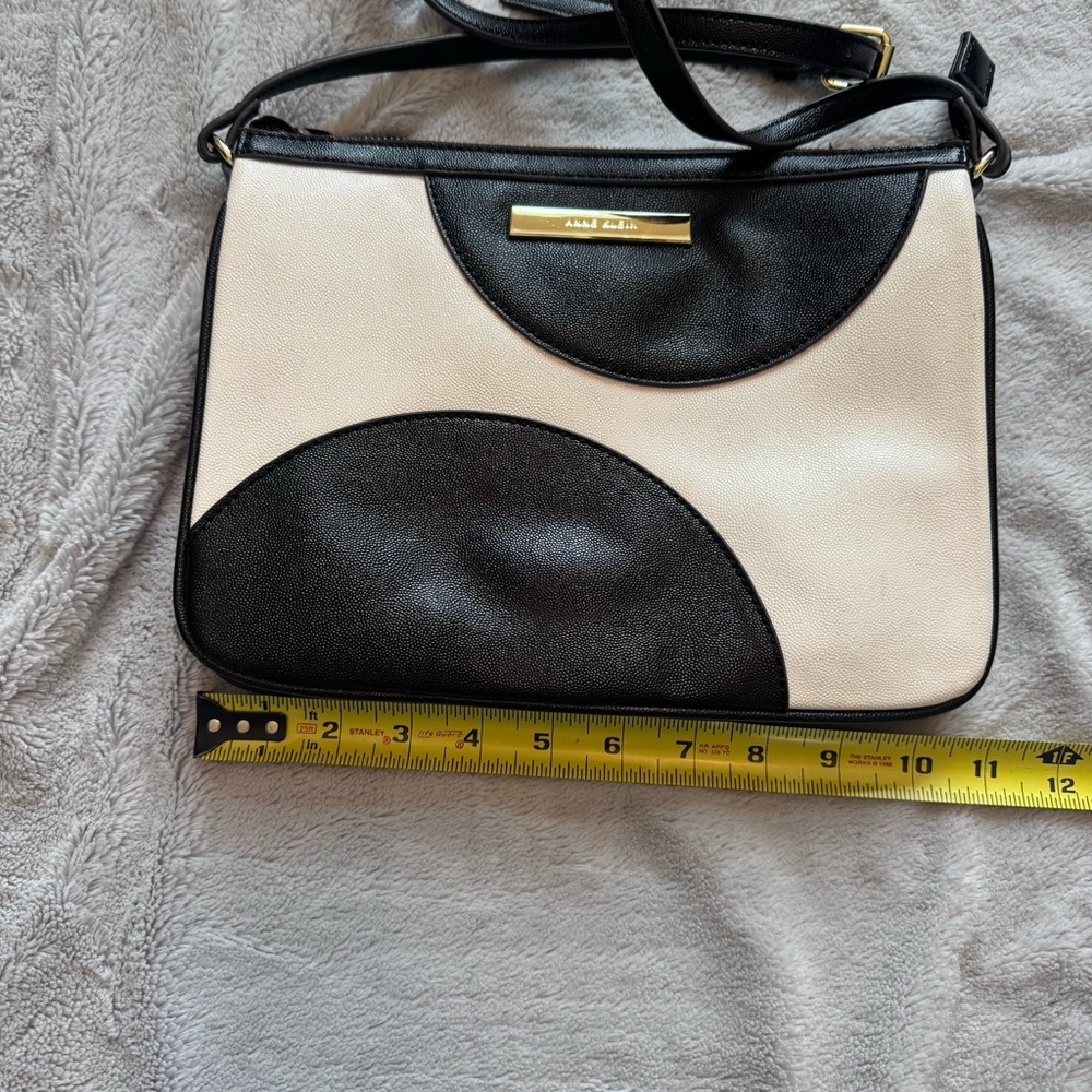 Anne Klein Black and White‎ Adjustable Strap Expandable Crossbody Bag - Picture 9 of 10